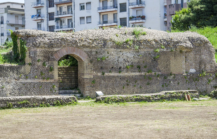 antiche mura con ingresso
