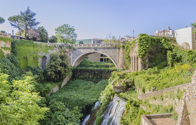 veduta del ponte gregoriano con cascate