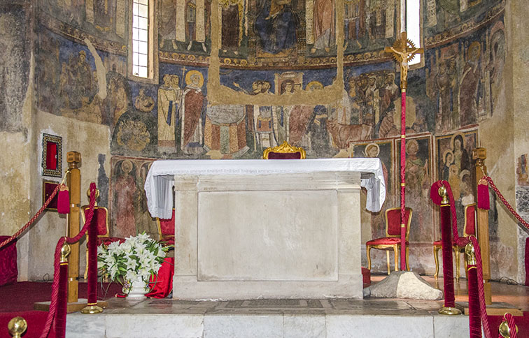 altare della chiesa di san silvestro