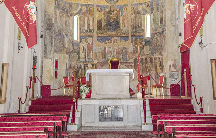 altare ed abside affrescato