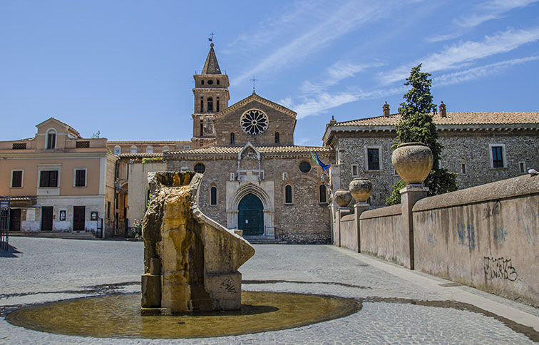 fontana esterna con scorcio della chiesa